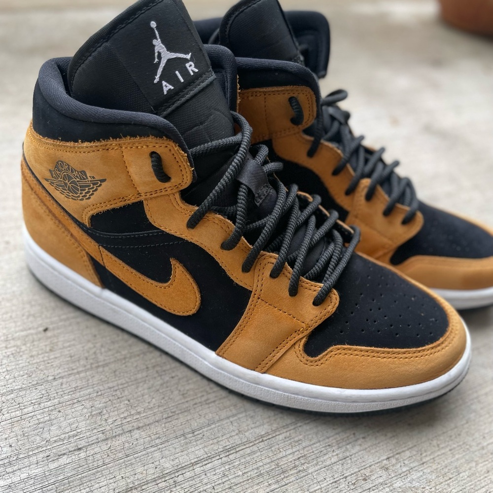 Nike Air Jordan 1 Mid "Desert Ochre"